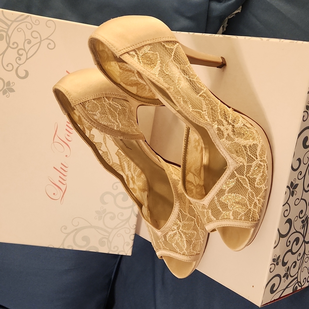 Lulu Townsend Cream and Gold Lace Heel, Size 8